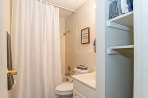 Shower, hair dryer, towels, shampoo - Maple Row: Cozy Retreat (Bloomington)