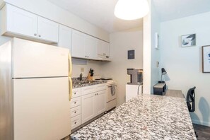 Fridge, microwave, oven, stovetop - Maple Row: Cozy Retreat (Bloomington)