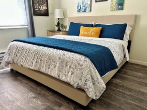 Desk, iron/ironing board, WiFi, bed sheets - Maple Row: Cozy Retreat (Bloomington)