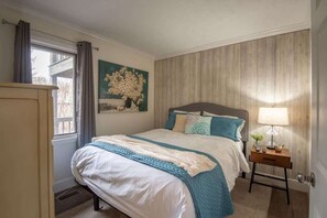Room - Forest Retreat Condo (Bloomington)