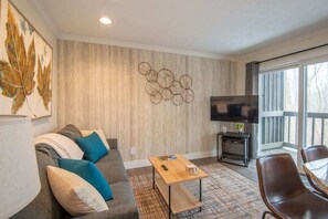 Living area - Forest Retreat Condo (Bloomington)