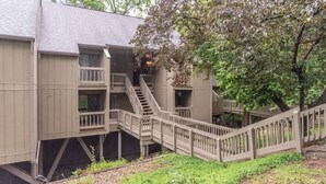 Un immeuble à plusieurs étages, avec un escalier en bois menant à un niveau supérieur.