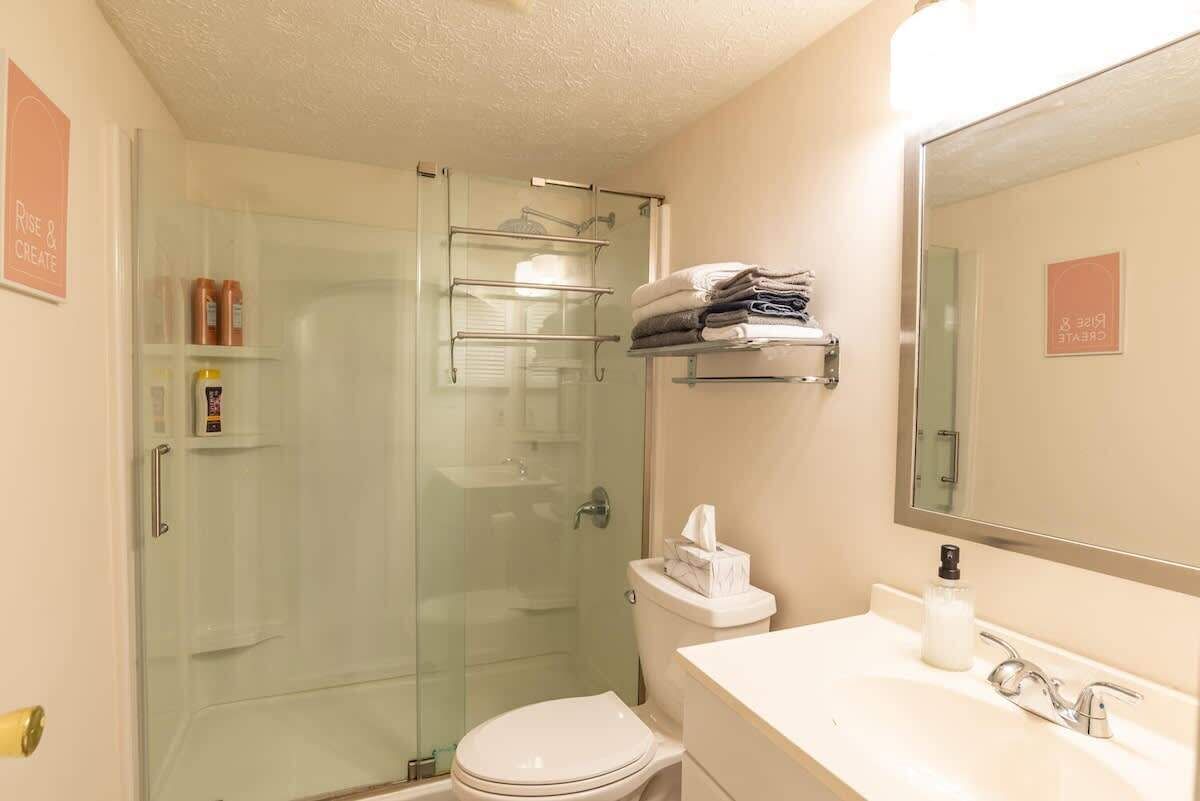 Een douche, een haardroger, shampoo