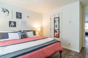 Iron/ironing board, WiFi, bed sheets - Maple Row: Karma Vibe Like That (Bloomington)