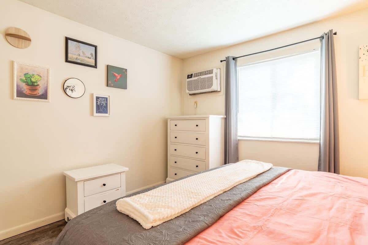 Iron/ironing board, WiFi, bed sheets
