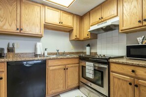 Frigorifero, microonde, forno, piano cottura