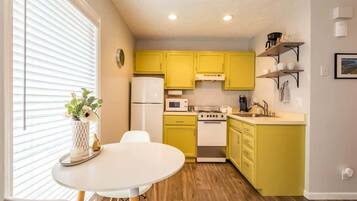 Fridge, oven, stovetop, coffee/tea maker
