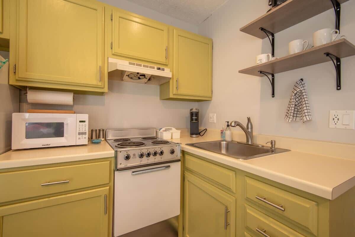 Fridge, oven, stovetop, coffee/tea maker