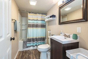 Shower, hair dryer, shampoo - Central Bloomington Belle (Bloomington)