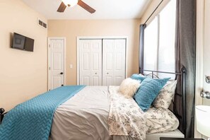 Iron/ironing board, WiFi, bed sheets - Central Bloomington Belle (Bloomington)