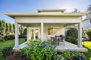 Outdoor dining - Spacious 4BR Kirkland Retreat, Games (Kirkland)