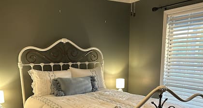 Newly Available Cozy Heirloom Condo 3 miles from the Dude at MSU!