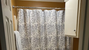 Serviettes fournies, savon, papier toilette