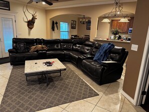 Living area - Spacious 4-bedroom house in Midland with AC (Midland)