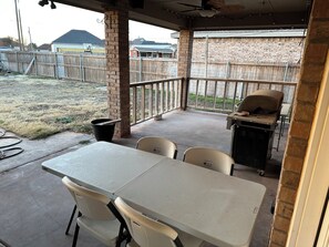 Outdoor dining - Spacious 4-bedroom house in Midland with AC (Midland)