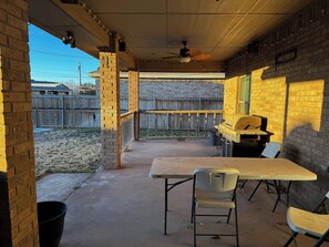 Outdoor dining - Spacious 4-bedroom house in Midland with AC (Midland)
