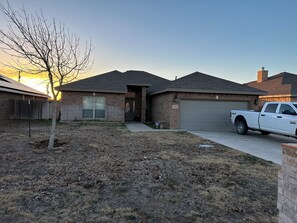 Exterior - Spacious 4-bedroom house in Midland with AC (Midland)