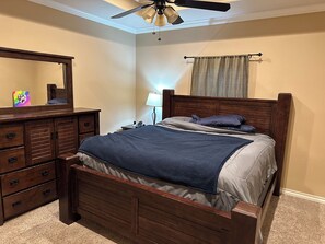 4 bedrooms, iron/ironing board, Internet, bed sheets - Spacious 4-bedroom house in Midland with AC (Midland)