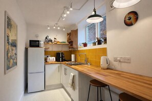 Private kitchen - Stylish and peaceful 2 bedroom / 2 bathroom Oasis with a private Sun Courtyard (Saxmundham)
