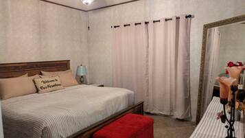 3 bedrooms, desk, iron/ironing board, free WiFi