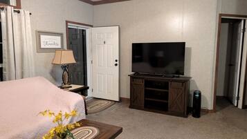 3 bedrooms, desk, iron/ironing board, free WiFi