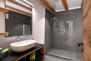 Dusche, Haartrockner, Bidet, Handtücher