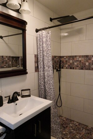 Towels, soap, toilet paper - Cozy Private Studio in Greenpoint- Steps from Manhattan Access (Brooklyn)