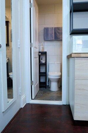 Towels, soap, toilet paper - Cozy Private Studio in Greenpoint- Steps from Manhattan Access (Brooklyn)
