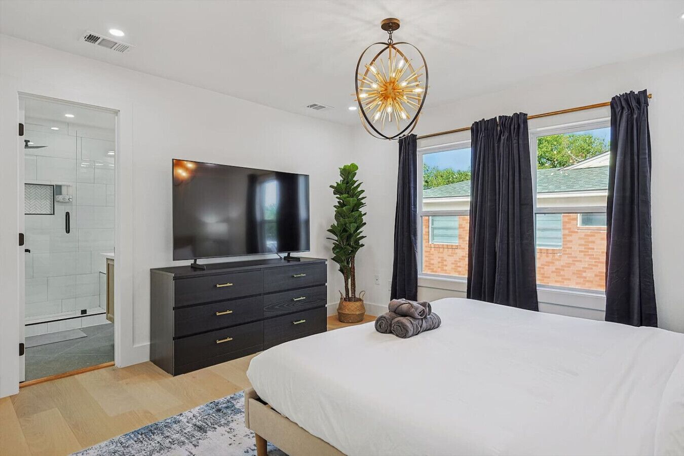 3 slaapkamers, een bureau, een strijkplank/strijkijzer, reisbedje