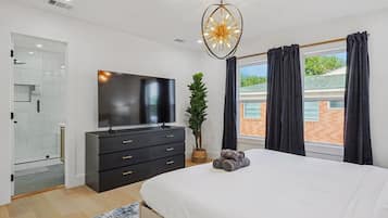 3 slaapkamers, een bureau, een strijkplank/strijkijzer, reisbedje