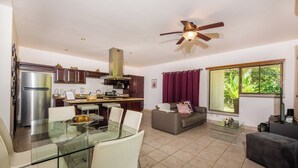 Un espacio habitable compacto con cocina, comedor y zona de estar.