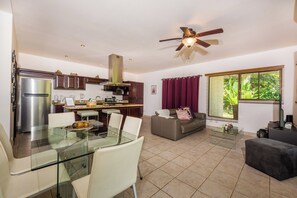 A compact living space with a kitchen, dining area, and seating area. - 3-bedroom villa in beautiful Quepos with AC for relaxing stays (Quepos)