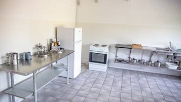 Tente Confort, vue jardin | Cuisine partagée | Grand réfrigérateur, four, plaque de cuisson, grille-pain