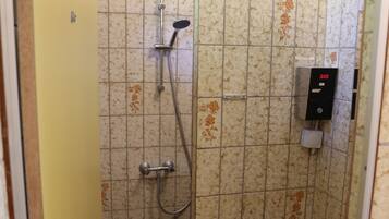 Tente Confort, vue jardin | Douche de la salle de bain