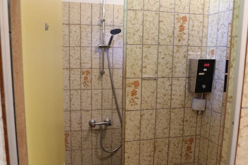 Comfort-Zelt, Gartenblick | Dusche im Bad