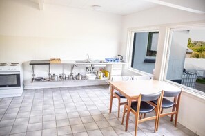 Køleskab/fryser i fuld størrelse, ovn, højstol