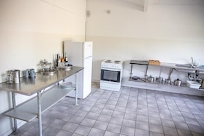 Refrigerador con congelador, horno, periquera y utensilios de cocina