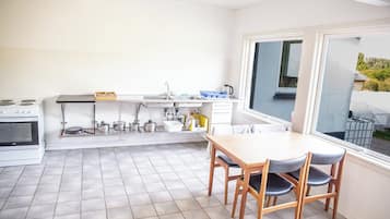 Comfort Tent, Garden View | Shared kitchen | Full-sized fridge, oven, stovetop, toaster