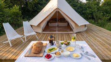 Tente Confort, vue sur le jardin | Décor unique, ameublement unique, literie fournie