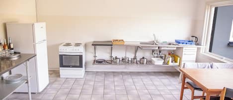 Comfort Tent, Garden View | Shared kitchen facilities