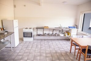 Tienda Confort, vistas al jardín | Instalaciones de cocina compartidas | Frigorífico grande, horno, trona infantil y utensilios de cocina