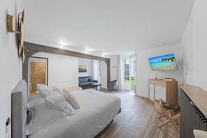 Planxa i posts de planxar, un bressol de viatge, wifi i roba de llit 