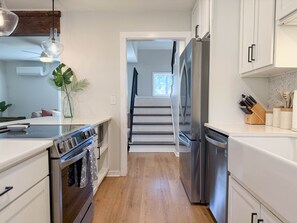 Fridge, microwave, oven, stovetop - Bungalow Oasis! Central to Beaches for Groups w/ Firepit, Yard & Outdoor Shower (Wilmington)