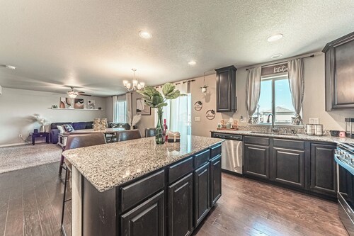 Matta Dr Escape >Massage Table, Wine Game Room & HotTub<