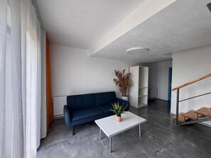 Appartement Familial, balcon, vue canal | Coin séjour
