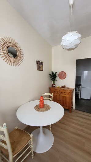 Dining - Vrbo Property (Avignon)