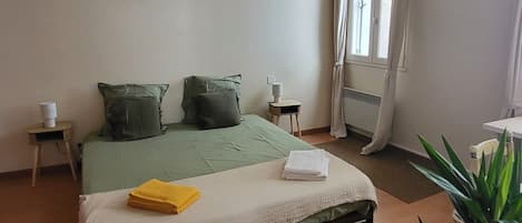 2 室のベッドルーム、アイロン / アイロン台、WiFi、ベッドシーツ