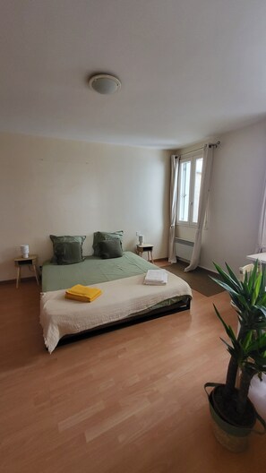 Room - Vrbo Property (Avignon)