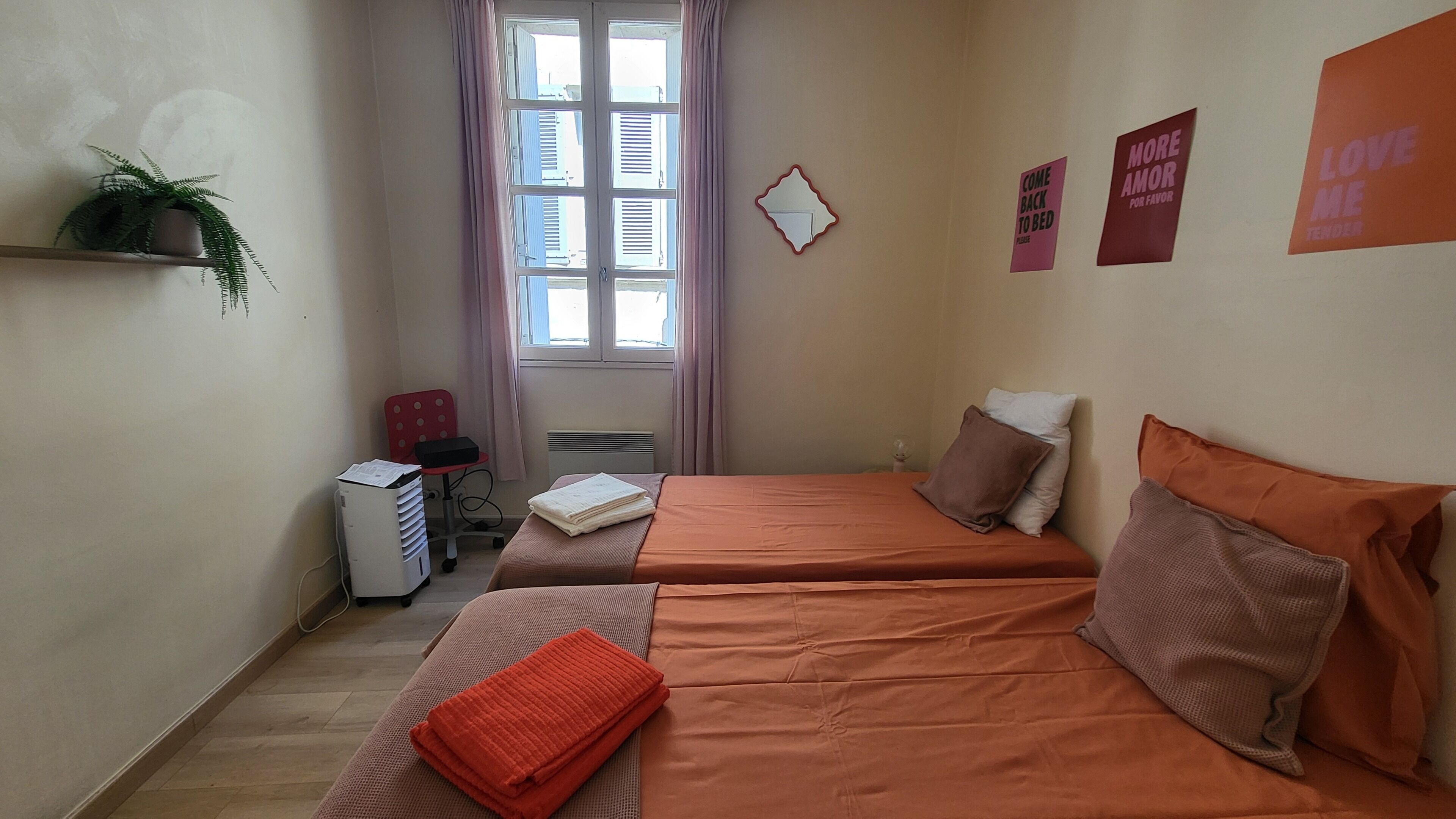 Tabla de planchar con plancha, wifi y ropa de cama 