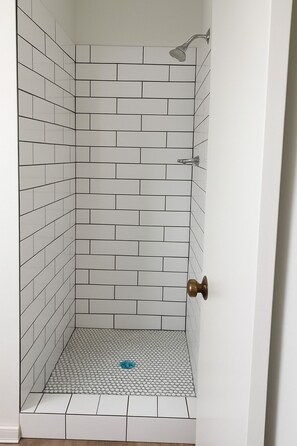 Dusche, Haartrockner, HandtĂŒcher, Seife